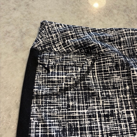 Lands' End Black and White Print Relaxed Fit Active Shorts - Size 1X - Picture 4 of 8